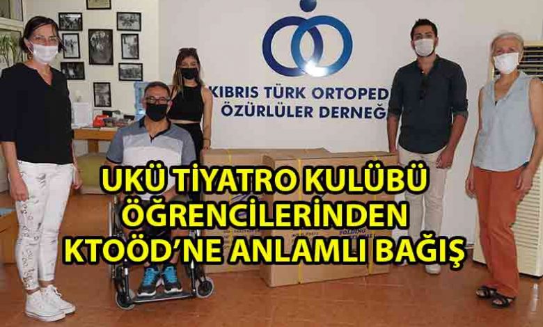 ozgur_gazete_kibris_UKÜ_Tiyatro_Kulübü_öğrencileri_KTOÖD’ne_4_adet_tekerlekli_sandalye_bağışladı