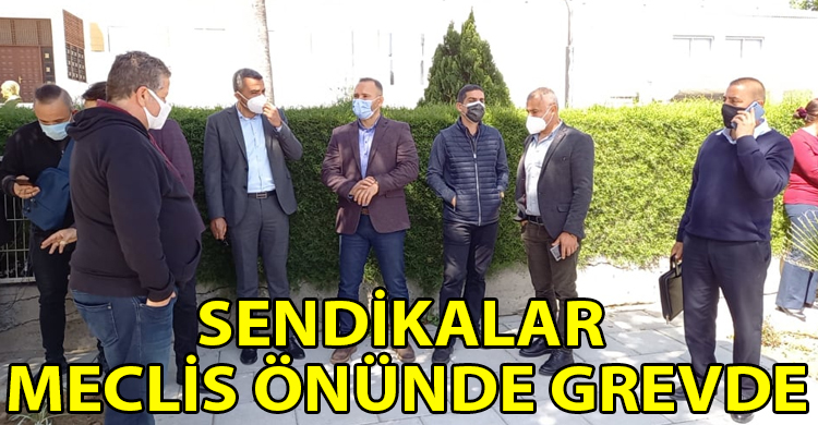 ozgur_gazete_kibris_sendikalar_meclis_onunde_grevde